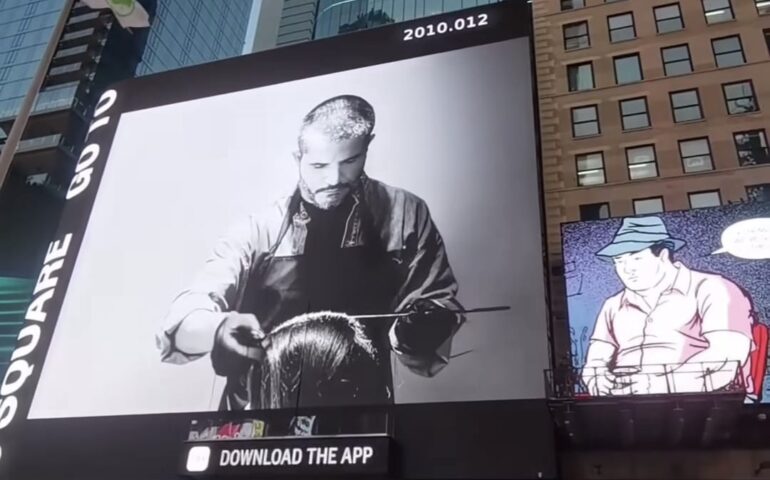(VIDEO) Lo spot di un salone cagliaritano va in onda a Times Square nel ricordo di Roberto, parrucchiere mancato di recente