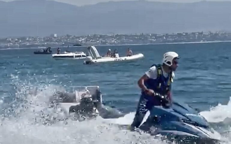 Cagliari, fiamme a bordo di un gommone: arrivano i poliziotti in moto d’acqua