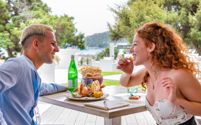 Una giornata di mare nelle acque turchesi della baia di Porto Giunco: tra pranzi vista mare al ristorante I Ginepri e atmosfere incantate