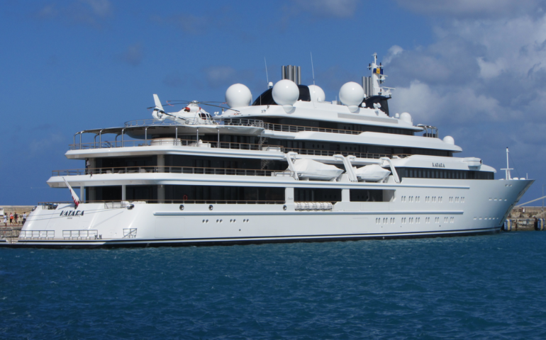 Lo yacht da 400 milioni di dollari dell’ex emiro del Qatar a Cala Sinzias