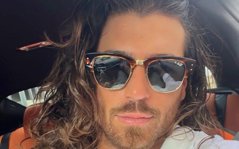 Can Yaman in vacanza in Sardegna assediato dalle ammiratrici