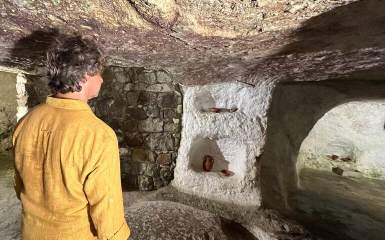Continuano le vacanze culturali di Alberto Angela in Sardegna: ieri tappa a Sant’Antioco