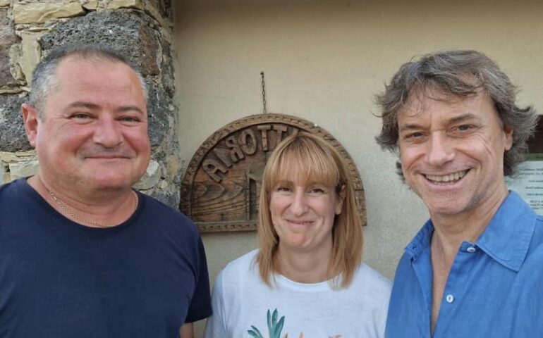 Alberto Angela stregato da Santa Vittoria a Serri: “Un meraviglioso viaggio nel tempo, ho imparato tanto”