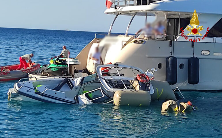Paura a Solanas: barca di 8 metri imbarca acqua e affonda, intervengono i Vigili del fuoco