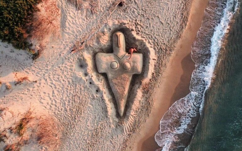 Meraviglie di Sardegna: la Dea Madre scolpita con la sabbia, a bordo mare
