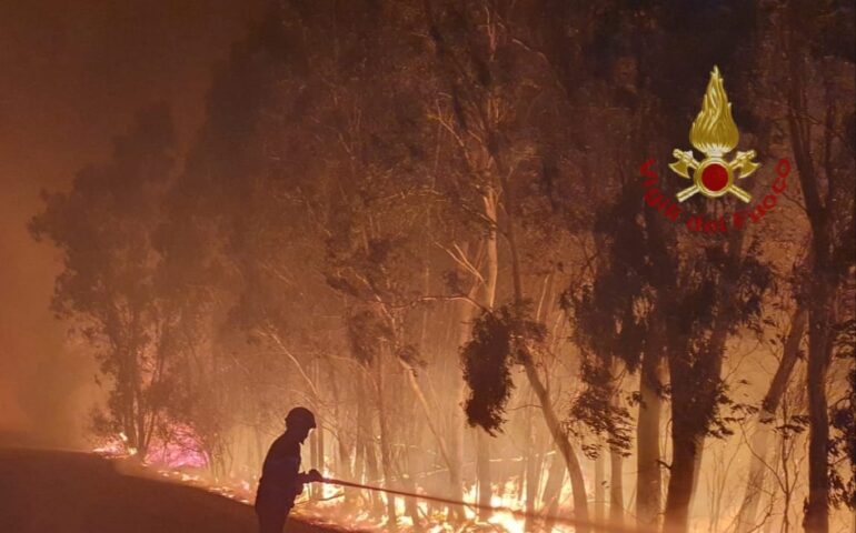 Notte drammatica di incendi, devastata Feraxi, 4 aziende agricole cancellate dalle fiamme