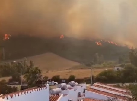 Sardegna inghiottita dal fuoco: spaventosi incendi a Posada e Costa Rey