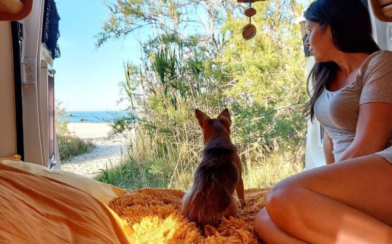 Girano la Sardegna in camper per dire no agli abbandoni: Pilly Polly, cagnetta star di Instagram e Franca