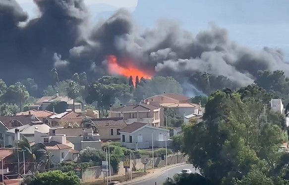 (FOTO E VIDEO) Poetto: le fiamme stanno distruggendo il campeggio di Margine Rosso