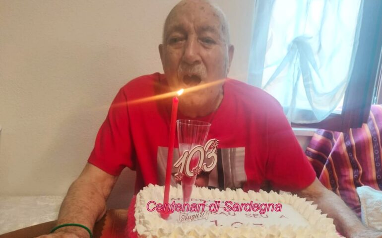 “Murrungendi e preghendi arribau seu a 103”, la ugly cake per il compleanno di Tziu Giovanni 