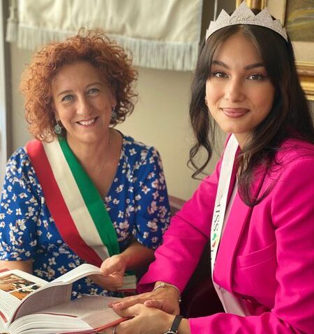 Siria Pozzi, Miss Sardegna, in visita alla sindaca del suo paese, Sestu