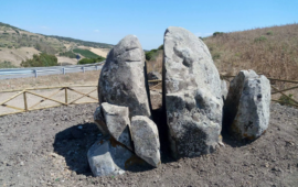 Lo sapevate? In Sardegna si trova “sa Perda Sperrada”, una curiosissima roccia spaccata in due