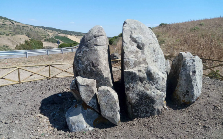 Lo sapevate? In Sardegna si trova “sa Perda Sperrada”, una curiosissima roccia spaccata in due