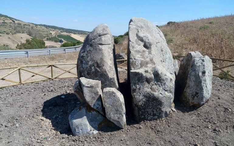 Lo sapevate? In Sardegna si trova “sa Perda Sperrada”, una curiosissima roccia spaccata in due