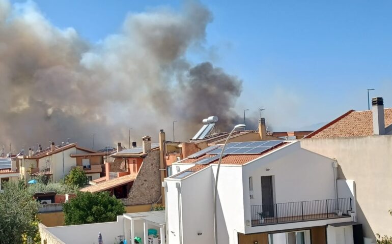 Grosso incendio a Selargius: fiamme vicine alle abitazioni