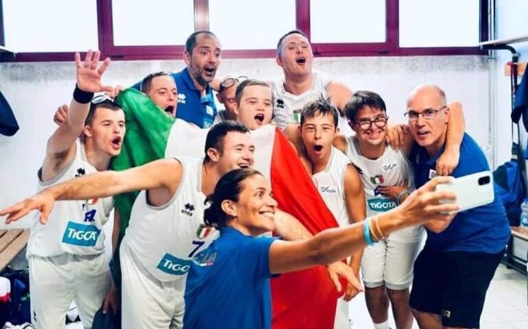 L’imbattibile Italbasket con sindrome di down vince l’Europeo: il cestista sardo Davide Paulis protagonista
