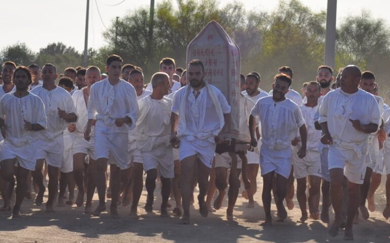 (FOTO) Cabras, compiuto il meraviglioso rito della Corsa degli Scalzi: San Salvatore è nel suo villaggio