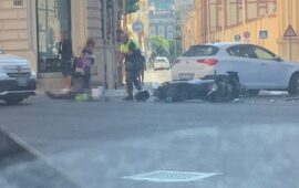 Cagliari, brutto incidente in via Sonnino: scontro tra auto e moto della Municipale