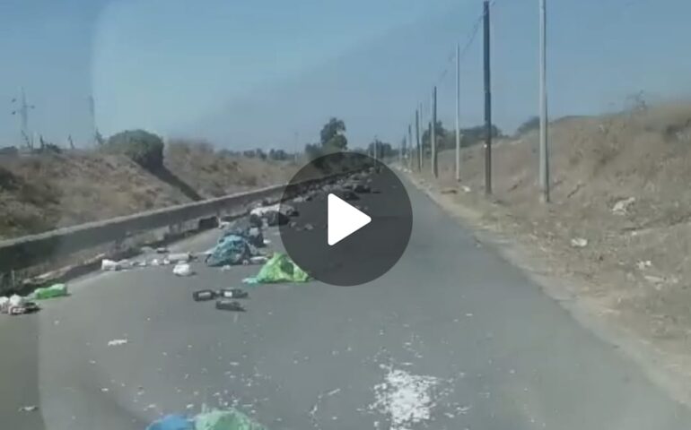 (VIDEO) Strada invasa da rifiuti di ogni genere a Dolianova: ecco il video choc