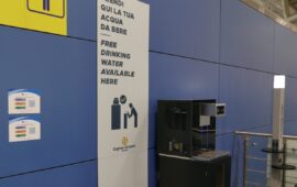 All’aeroporto di Cagliari-Elmas acqua gratis (anche fresca) e addio plastica: installati gli erogatori