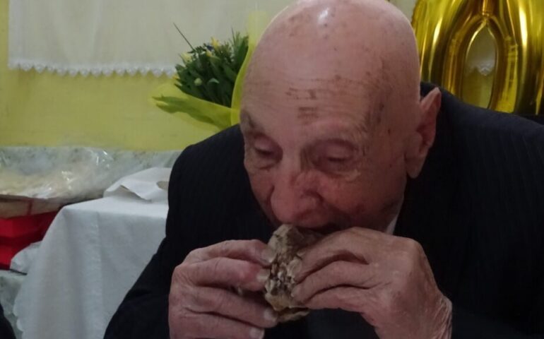 Laconi, il compleanno perfetto: maialetto arrosto per i 104 anni di Tziu Agostino