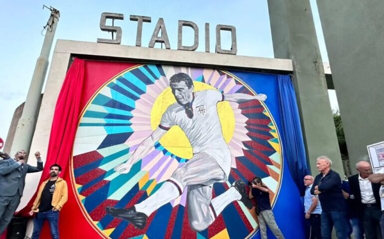 A Cagliari il murale di Giorgio Casu per Gigi Riva. Mattarella: “Grande esempio”