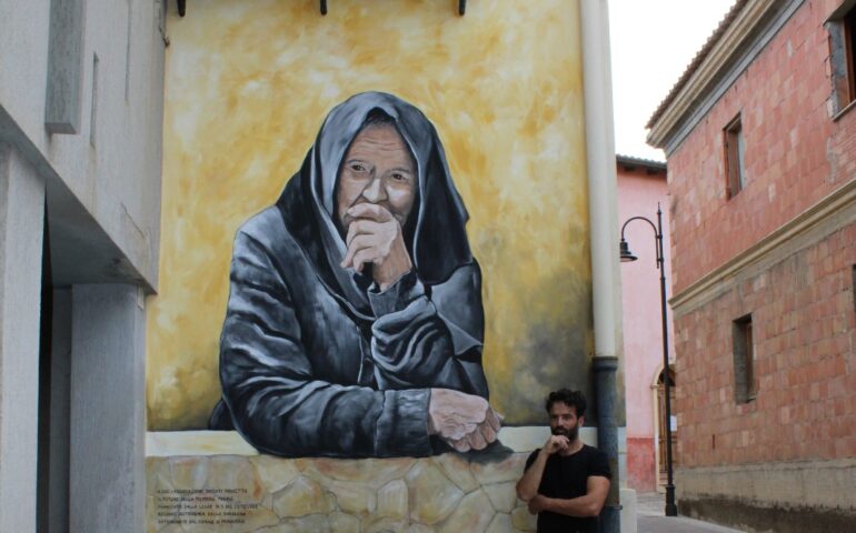 Muravera, “Un’anziana curiosa” è il nuovo murale che abbellisce il centro storico del paese