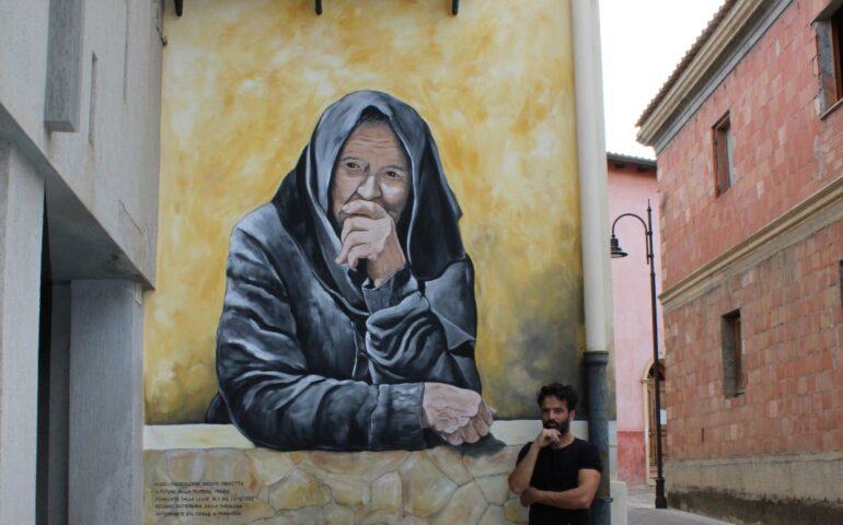 Muravera, “Un’anziana curiosa” è il nuovo murale che abbellisce il centro storico del paese