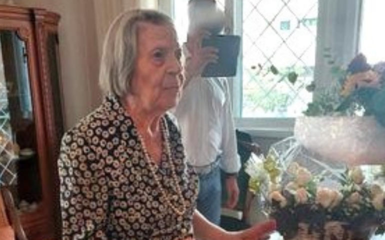 La Sardegna ha una nuova centenaria, l’elegantissima Tzia Rosaria
