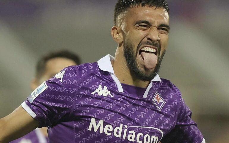 Il Cagliari sprofonda contro una super Fiorentina: rossoblù inermi cedono 3-0