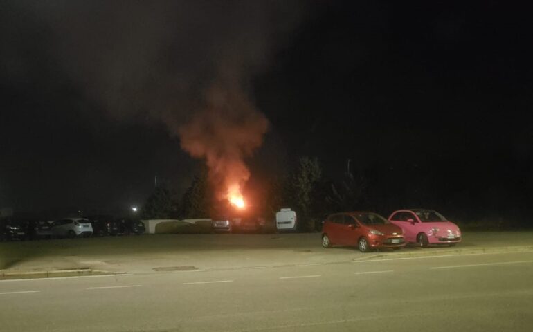 Mulinu Becciu, fumi neri e maleodoranti: incendio che dura da giorni ammorba il quartiere