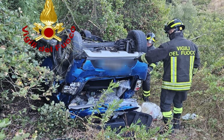Grave incidente nel sassarese: perde il controllo dell’auto e vola nella scarpata per 30 metri