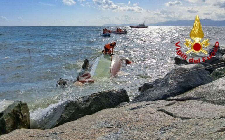 Cagliari, barca a vela naufraga in porto: Vigili del fuoco sul posto, si cercano eventuali dispersi