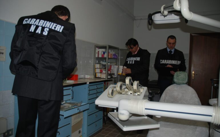 Cagliari, odontotecnico abusivo scoperto dai Nas: sequestrate attrezzature per 80mila euro