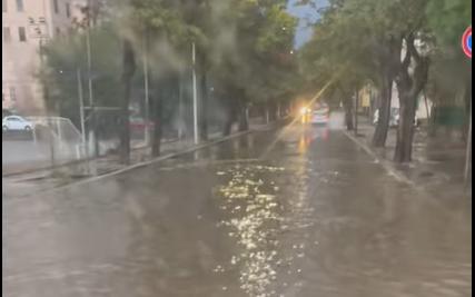 Carbonia sott’acqua dopo poche ore di pioggia: strade allagate e disagi