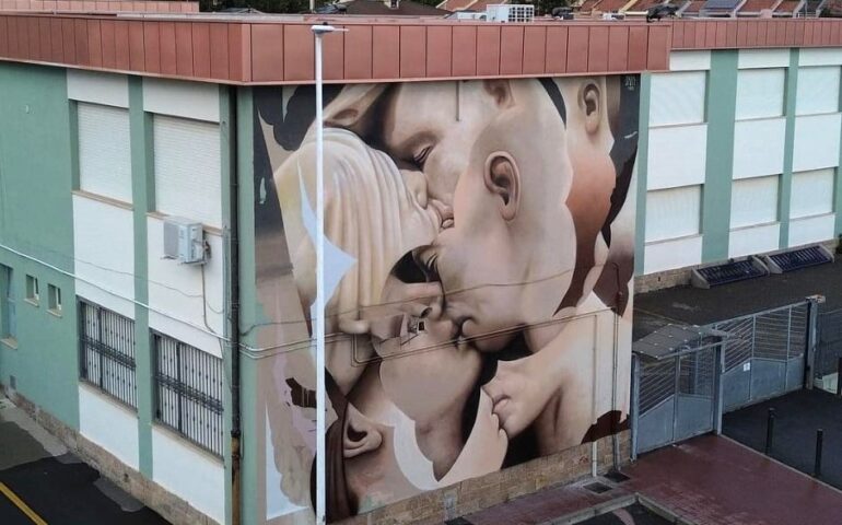 “Il tepore di un bacio”, il bellissimo murale di Skan, omaggio all’opera di Francesco Ciusa