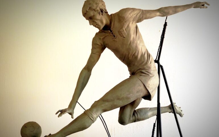 Dal Trentino alla Sardegna per amore di Gigi Riva: la storia dello scultore Mirko Moroder