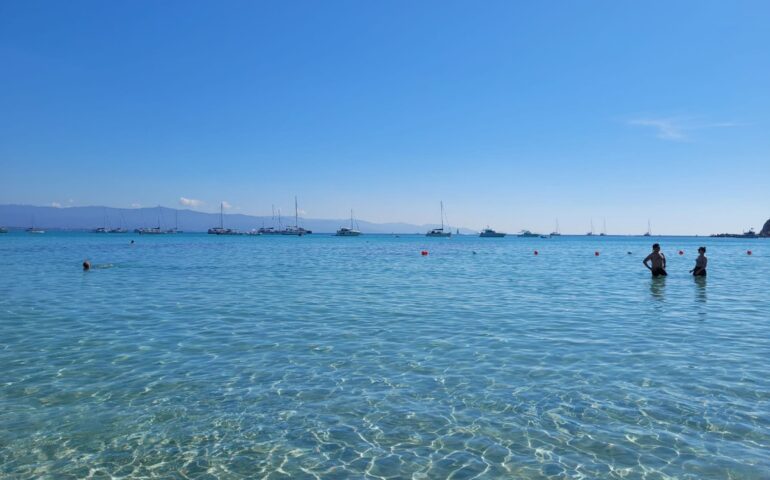 Cagliari, una donna è morta mentre faceva il bagno al Poetto: inutili i soccorsi