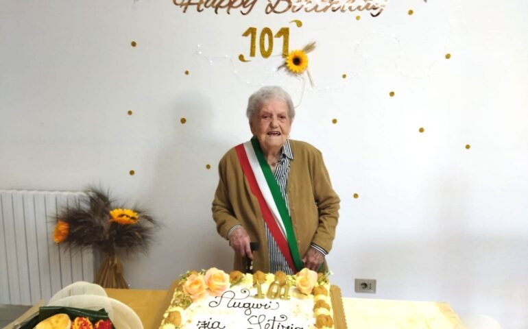 Ultracentenari di Sardegna: la frizzante e simpatica Tzia Letizia arriva al traguardo dei 101 anni
