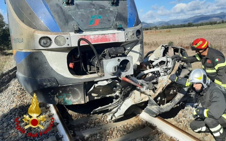 Tragedia sfiorata a Musei: auto travolta da un treno in corsa