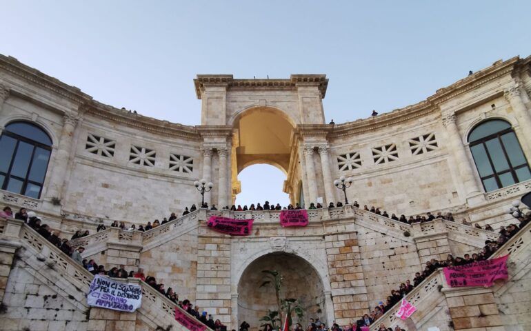 Cagliari, in centinaia al Bastione per dire NO alla violenza sulle donne