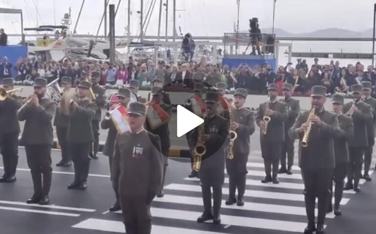 (VIDEO) Cagliari, la Banda della Brigata Sassari esegue “Dimonios” davanti al presidente Mattarella