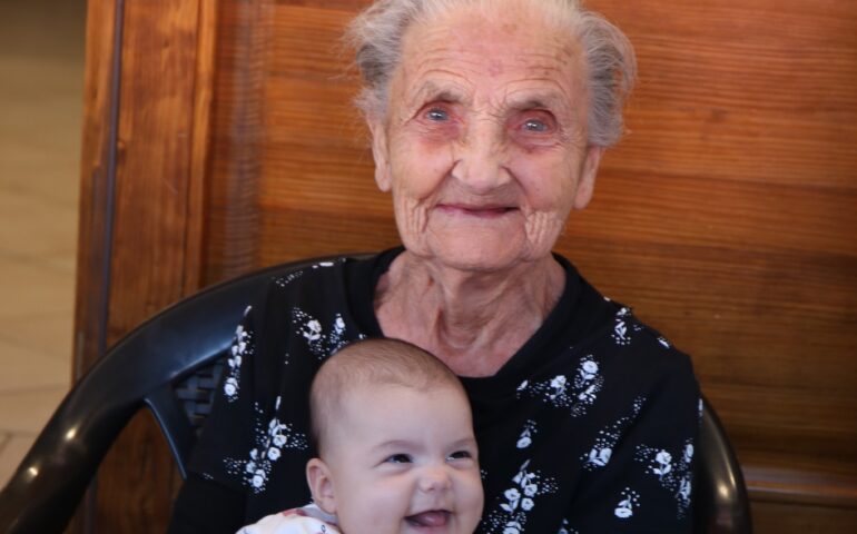 Il sorriso di Tzia Cornelia e l’allegria di una bellissima bimba: tutta la vita in uno scatto