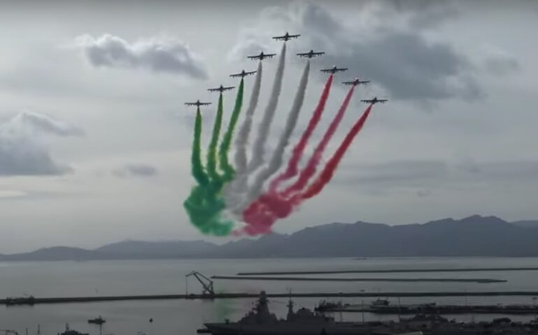 (VIDEO) Lo spettacolo delle Frecce Tricolori nel cielo di Cagliari per le celebrazioni del 4 novembre