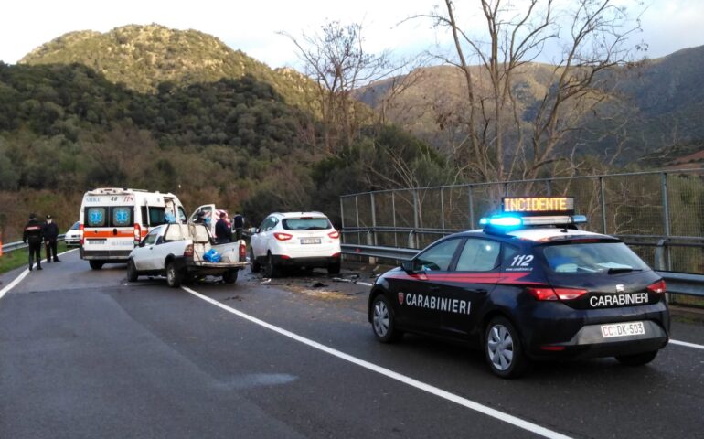 Finisce fuori strada ribaltandosi più volte: 46enne di Sant’Antioco in codice rosso all’ospedale