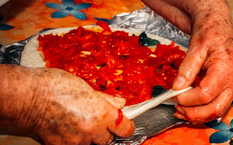 Conoscete l’antica pizza sarda? Una ricetta della tradizione con pochi ma gustosissimi ingredienti