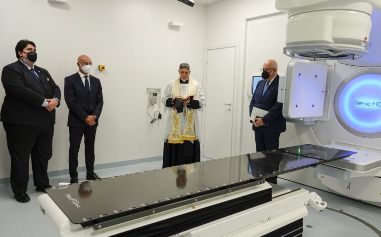Cagliari, all’ospedale Businco il nuovo acceleratore di radioterapia, potente macchinario per le cure oncologiche