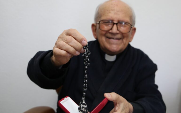 Centenari di Sardegna. Don Modestino Floris, il sacerdote amato da tutti: ogni giorno celebra messa nel suo paese