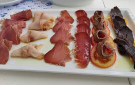 Salumi di mare carlofortini del ristorante pescheria "Sandolo". Da sx: filetto, pesce spada, musciame, bottarga di tonno e cuore di tonno