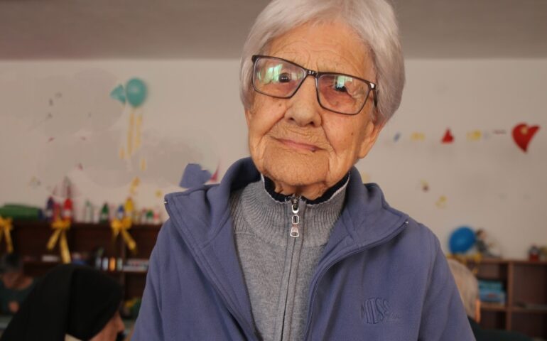 Ultracentenari di Sardegna: tutta la dolcezza di Tzia Angela, 103 anni